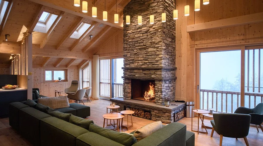 Lounge with fireplace at Berglodge37